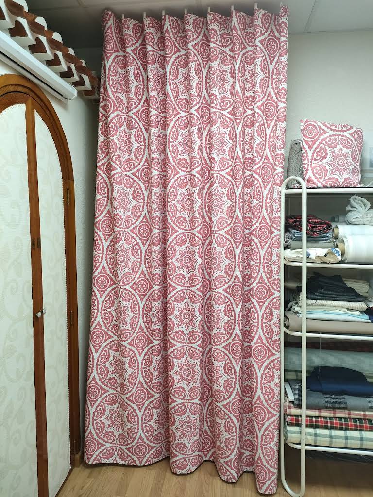 Cortina estampada en tonos coral confeccionada a medida en el taller