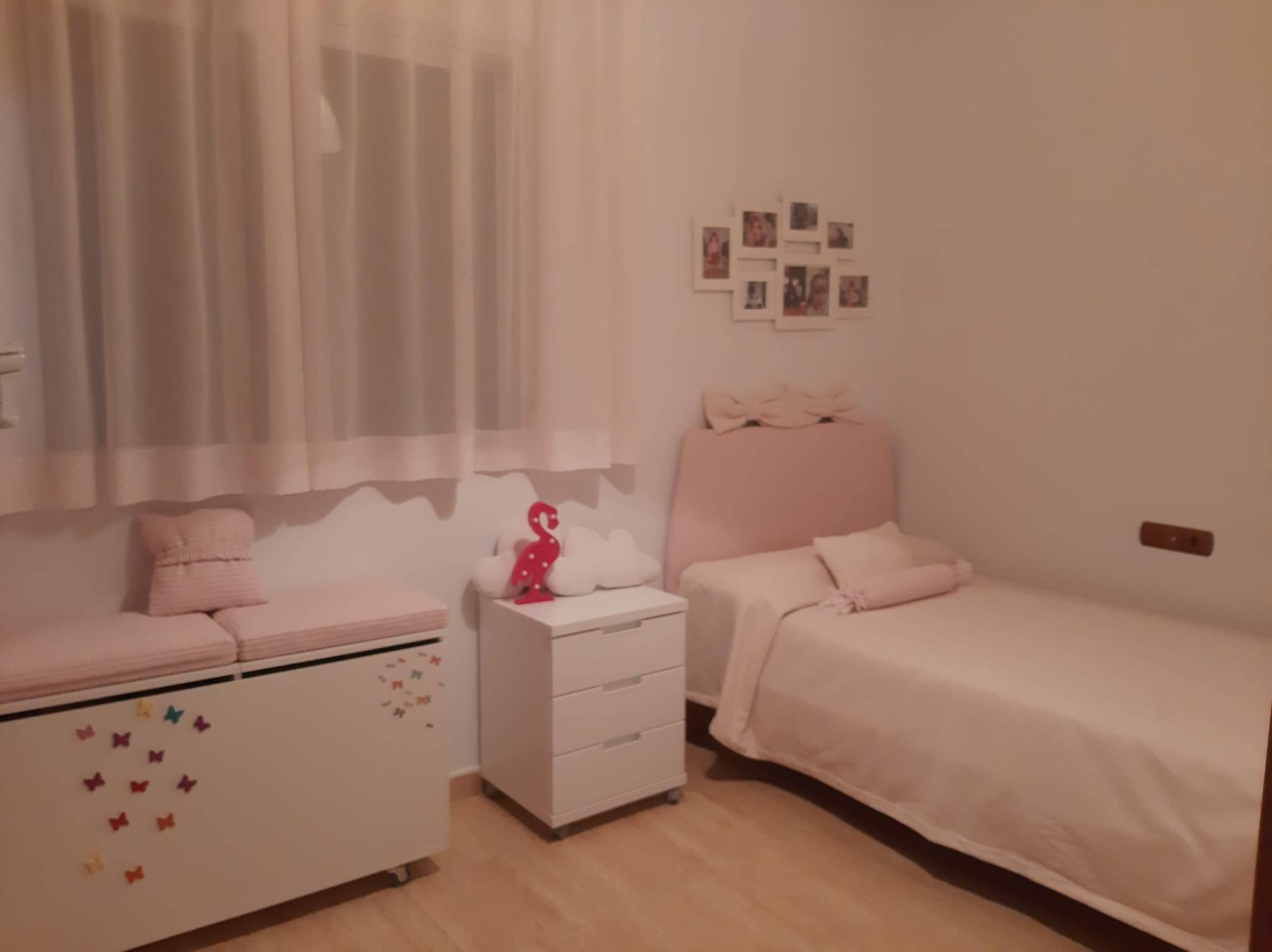 Dormitorio vestido al completo: cortinas, colcha, cojines y cabecero en tonos rosa